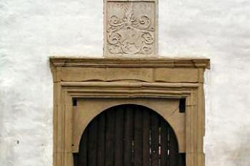portál vstupní brány ( © Pavel Zany Komárek 22/9/2002)