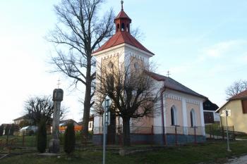 boží muka a návesní kaple ( © Milan Caha 01/2012)