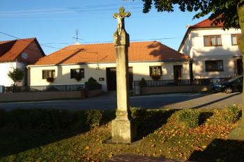 boží muka na návsi ( © Milan Caha 09/2011)