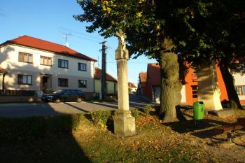 boží muka na návsi ( © Milan Caha 09/2011)