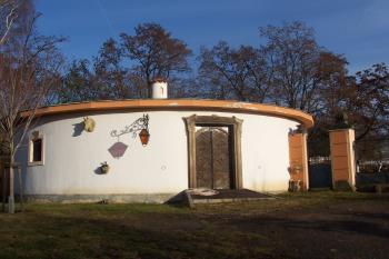 Domek u vstupu do obory s jeleny a daňky v zámeckém parku (© Vladimír Studecký, 12/2011)