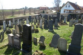 novější náhrobky (© Milan Caha 04/2010)