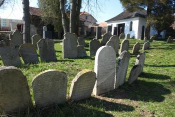 hřbitov a obřadní síň (© Milan Caha 04/2010)