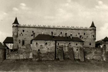 hrad od jihu na historické pohlednici (© anon.)