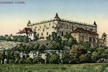 hrad od jihozápadu na pohlednici z r. 1927 (© anon.)