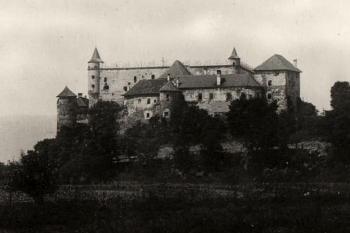 hrad od jihu na historické pohlednici (© anon.)