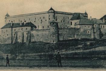 hrad od jihovýchodu na historické pohlednici (© reprofoto: Slámka, Miroslav (ed.): Krajina hradov: slovenské hrady na starých pohľadniciach, IGES, Pezinok 2010)