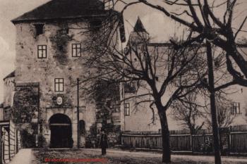 vstupní partie na historické pohlednici (© reprofoto: Slámka, Miroslav (ed.): Krajina hradov: slovenské hrady na starých pohľadniciach, IGES, Pezinok 2010)