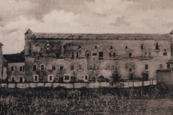 hrad od severu na historické pohlednici (© reprofoto: Slámka, Miroslav (ed.): Krajina hradov: slovenské hrady na starých pohľadniciach, IGES, Pezinok 2010)