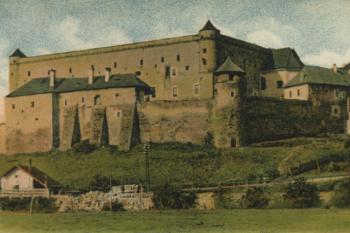 hrad od jihovýchodu na historické pohlednici (© reprofoto: Slámka, Miroslav (ed.): Krajina hradov: slovenské hrady na starých pohľadniciach, IGES, Pezinok 2010)