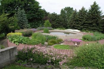 Zahrada pro nevidomé s vyvýšenými záhony a se jmenovkami v Braillově písmu (© Botanická zahrada a arboretum Mendelovy Univerzity v Brně 2011)
