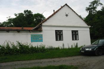 hájovna s ubytováním ,nacházejicí se před tvrzištěm (© D Dohňanský, 06/2014)