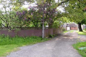 pohled k zahradě statku čp. 29 a do míst, kde v minulosti tvrz stávala (© Jan P. Štěpánek 05/2007)
