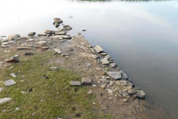 základy jednoho z domů na břehu přehrady ( © Milan Caha 08/2019)