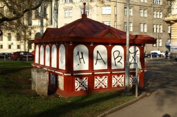 rondokubistický kiosek ( © Milan Caha 01/2012)