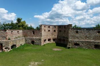 předhradí s velkou renesanční baštou ( © Jan P. Štěpánek 06/2012)