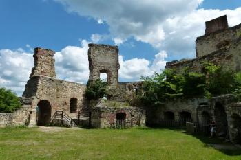 nádvoří jádra hradu ( © Jan P. Štěpánek 06/2012)