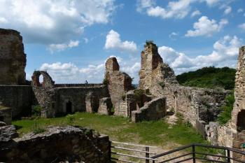 hradní nádvoří z místa bývalé kaple ( © Jan P. Štěpánek 06/2012)