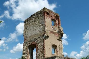 torzo paláce ve vstupní části jádra hradu ( © Jan P. Štěpánek 06/2012)