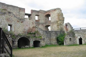 Hlavní čtyřprostorový jižní hradní palác zakončený rytířským sálem (© D Dohňanský, 07/2015)