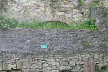 zazděná původní hradní brána vedoucí do parkánového prostoru (© D Dohňanský, 07/2015)