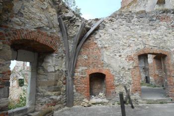 1. patro jižního paláce, výběh klenby a nika otopného zařízení s komínem (© Jan Večeřa, 07/2015)