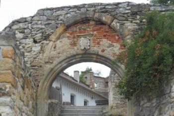 Renesanční brána na předhradí se složitějším vývojem (© Jan Večeřa, 07/2015)