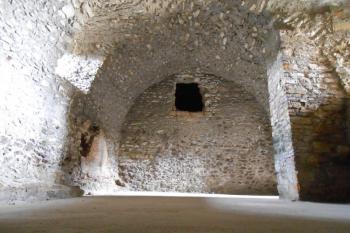 Prostora přízemí paláce s dodatečnou klenbou (© Jan Večeřa, 07/2015)