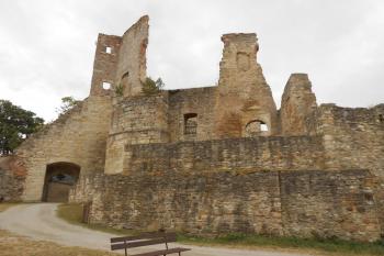 pozdně gotický průjezdní pilíř a současný vstup do jádra, původní vstup je blíže nelokalizován (© Jan Večeřa, 07/2015)