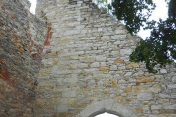 Pozdně gotický průjezdní pilíř s ostěním tvaru oslího hřbetu (© Jan Večeřa, 07/2015)