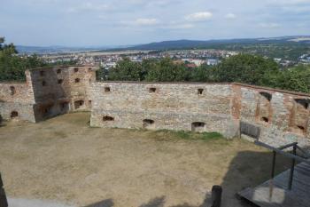 Renesanční hradba s polygonální baštou (© Jan Večeřa, 07/2015)