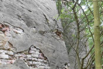 Renesanční polygonální bašta s kruhovými drenážními otvory (© Jan Večeřa, 07/2015)