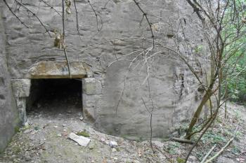 Výpadní branka vedoucí z polyg. bašty, několik metrů za vstupem je zavalená (© Jan Večeřa, 07/2015)