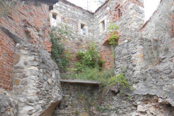 Tvarově dlátkovitá bašta na severu, dole s pobořenou místností s valenou klenbou (© Jan Večeřa, 07/2015)
