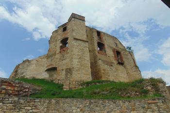 Jižní část hlavního čtyřprostorového paláce s okny rytířského sálu (© Dušan Dohňanský  07/2021)