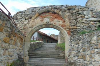 Přestavěný pův. portál s erbem pánů z Boskovic vedoucí do vnějšího nádvoří (© Dušan Dohňanský  07/2021)