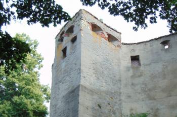 Ostrobřitá věž zasazená do plášťové hradby v její nejsevernější části (© Dušan Dohňanský  07/2021)