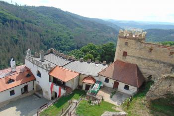 Jižní předhradí s renesanční bránskou věží a hradní hláskou (© Dušan Dohňanský  07/2021)