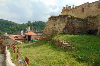 Pozdnější hradby napojené na parkánovou zeď na jz. straně (© Dušan Dohňanský  07/2021)