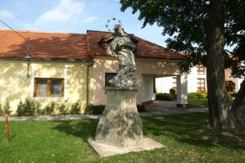 barokní socha sv. Jana Nepomuckého ( © Milan Caha 10/2011)