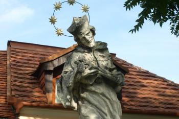 barokní socha sv. Jana Nepomuckého ( © Milan Caha 10/2011)