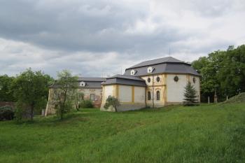 Zpovědní kaple s Loretou a křídlem fary. (© Michal Schuster, 04/2012)