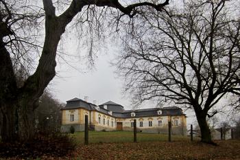 Pohled na vstupní stranu fary. (© Michal Schuster, 11/2012)