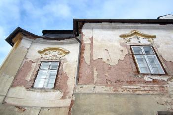 Torzo slunečních hodin na fasádě fary od jihozápadu. (© Michal Schuster, 01/2013)