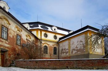 Loretánská kaple s částí fary od jihozápadu. (© Michal Schuster, 01/2013)
