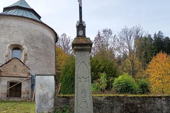 pamětní kříž před vstupem do areálu kostela (© Jaroslav Špiroch  10/2025)