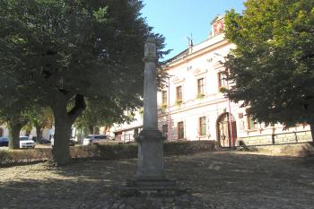 Boží muka ve Zlonicích u Slaného. (© Pavel Vítek  08/2026)