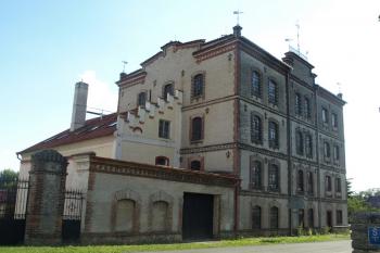 mlýn od bývalé železniční trati ( © Milan Caha 07/2010)