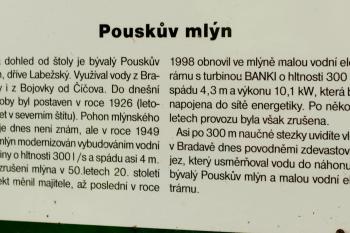 Tabule naučné stezky Hvížďalka - Pouskův mlýn ( © Eva Horáková 05/2012)