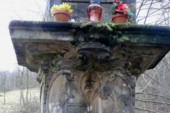 detail soklu s erby Hrzánů z Harasova a Harrachů. (© Jaroslav Valečka, 12/2011)